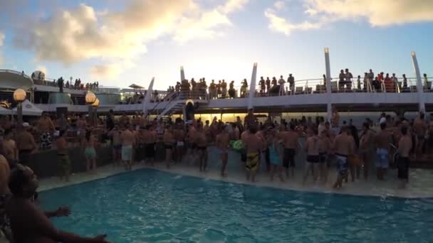 Ludzie świętować w Carnaval Cruise Ship — Wideo stockowe