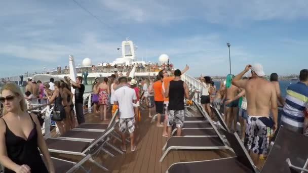 La gente celebra in nave da crociera carnavale — Video Stock