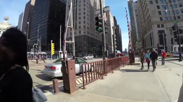 Voetgangers kruisen de Michigan Avenue — Stockvideo