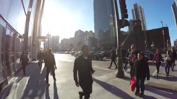 Voetgangers kruisen de Michigan Avenue — Stockvideo