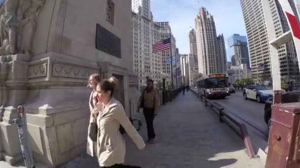 Pedestrians on the bridge in Chicago — Stock Video