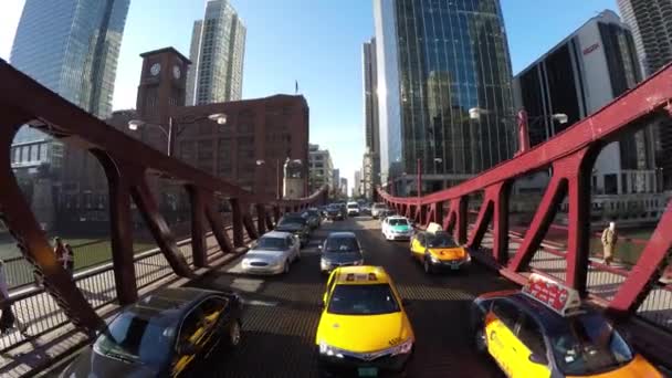 Chicago sokaklarında trafik — Stok video