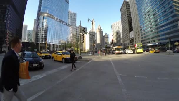 Voetgangers kruisen de Michigan Avenue — Stockvideo