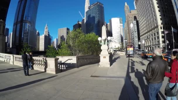 Пешеходы переходят Мичиган-авеню — стоковое видео