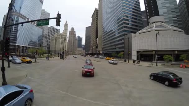 Tráfico en las calles de Chicago — Vídeo de stock