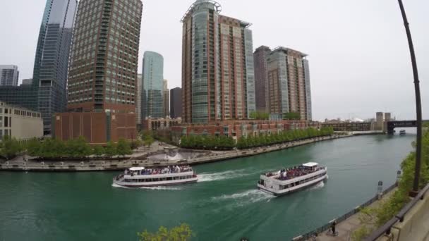 Båt på Chicago River med skyskrapor — Stockvideo