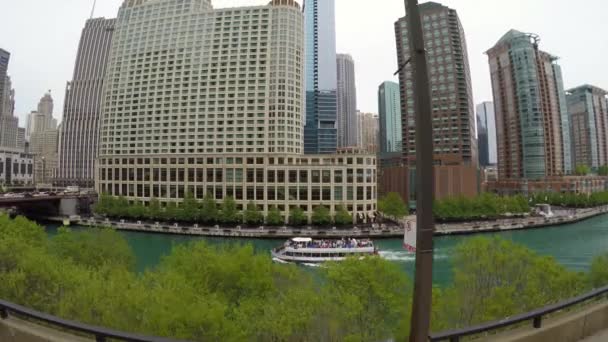 Barco en el río Chicago con rascacielos — Vídeo de stock