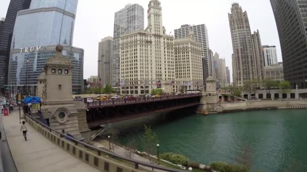 Rijden rond Michigan Ave — Stockvideo