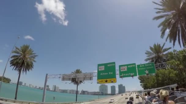 Ônibus turístico em South Beach — Vídeo de Stock