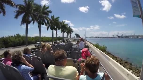 Sightseeing bus i South Beach — Stockvideo