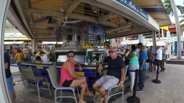 Menschen auf dem Bayfront Park — Stockvideo