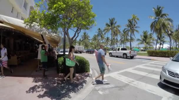 Rijden op de beroemde Collins Ave — Stockvideo