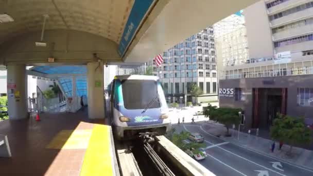 Loop Metromover tåg går bort — Stockvideo