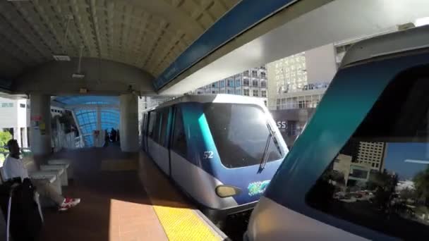 Loop Metromover tåg avgår — Stockvideo