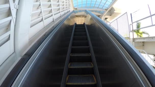 Subir escaleras mecánicas a Metromover tren — Vídeos de Stock