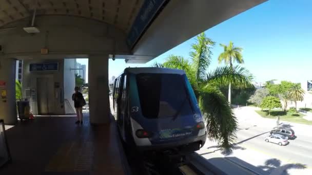 Loop Metromover trem está partindo — Vídeo de Stock