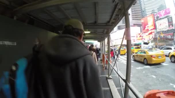 Turistas estão caminhando em Times Square — Vídeo de Stock