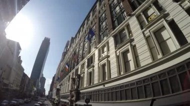 Amerikan bayrakları ile eski bina