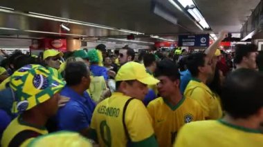 Taraftarlar metrodan ayrılıyor