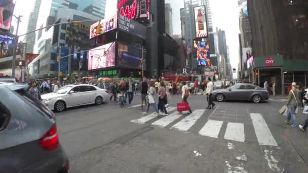 Los turistas están caminando en Times Square — Vídeos de Stock