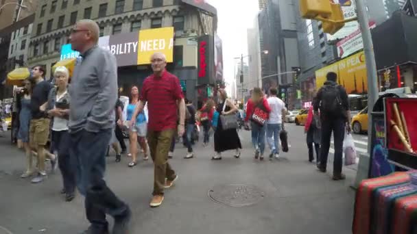 Toeristen lopen in Times Square — Stockvideo