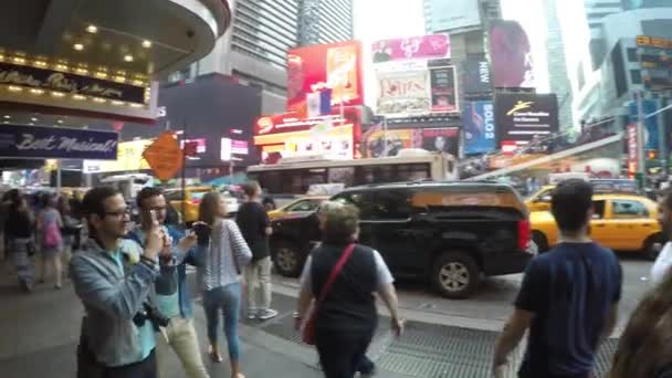 Toeristen lopen in Times Square — Stockvideo