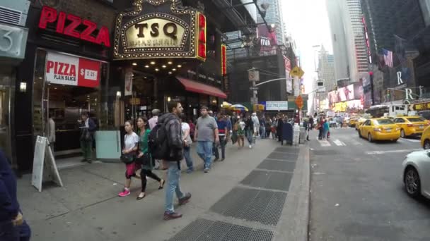 Ludzie chodzą w Time Square — Wideo stockowe