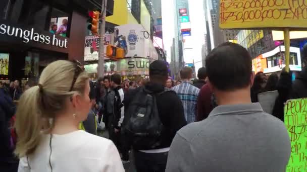 Orang-orang berjalan di Time Square — Stok Video