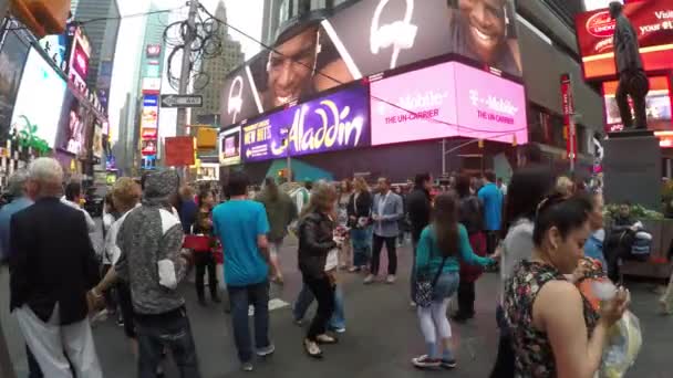 Voetgangers lopen in Times Square — Stockvideo