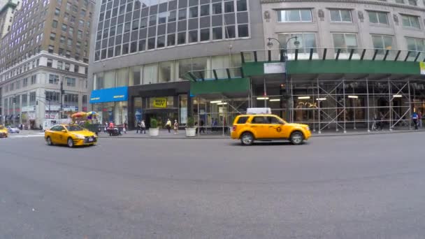 5th avenue New York'ta trafik — Stok video