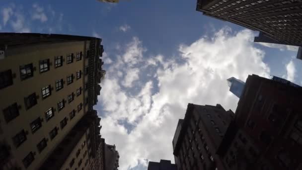 Wolkenkratzer ragt in den Himmel — Stockvideo