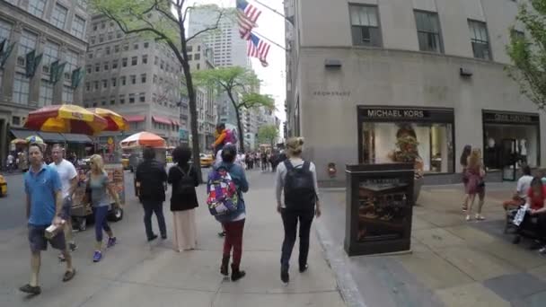 Туристы идут по улице — стоковое видео