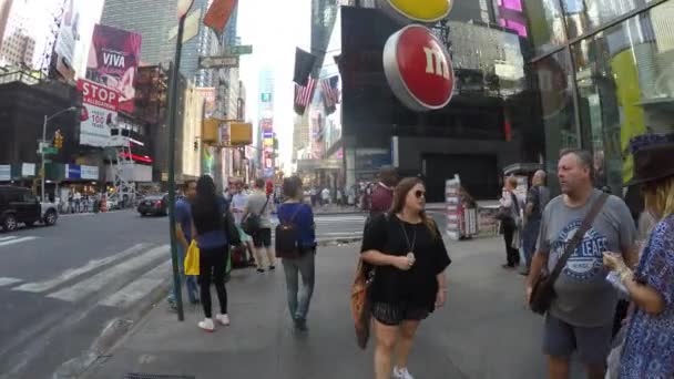 Les touristes marchent dans la rue — Video