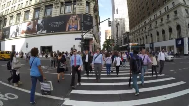 As pessoas estão andando na Herald Square — Vídeo de Stock