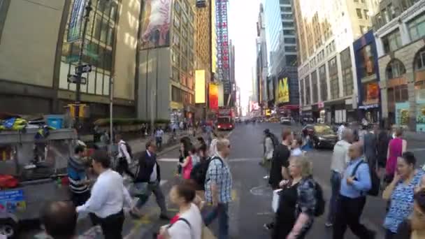 As pessoas estão andando na Herald Square — Vídeo de Stock