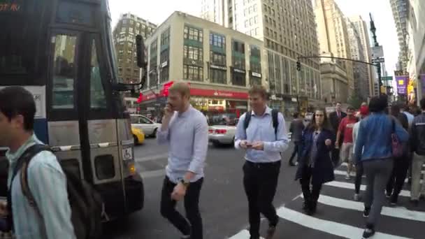 La gente está caminando en Herald Square — Vídeo de stock