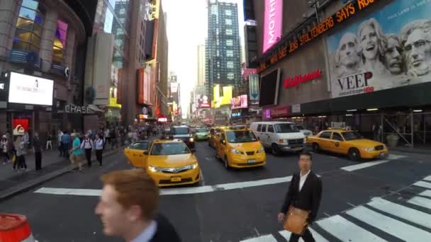 La gente sta attraversando Times Square — Video Stock