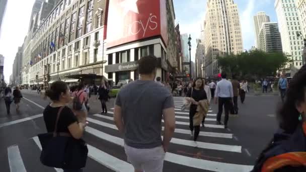 Mensen lopen op Herald Square — Stockvideo