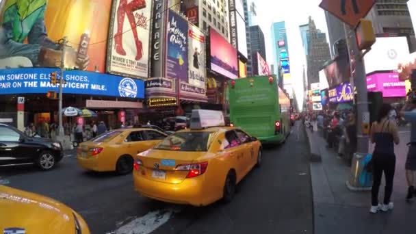 Mensen zijn Crossing Times Square — Stockvideo