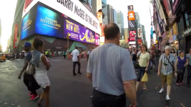 Voetgangers lopen in Times Square — Stockvideo