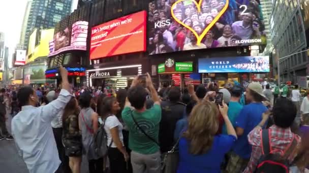 Voetgangers lopen in Times Square — Stockvideo