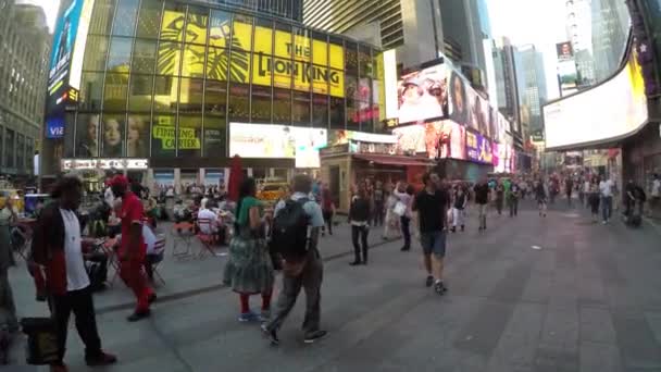 Piesi chodzą na Times Square — Wideo stockowe