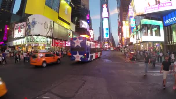 Rijden in Times Square — Stockvideo