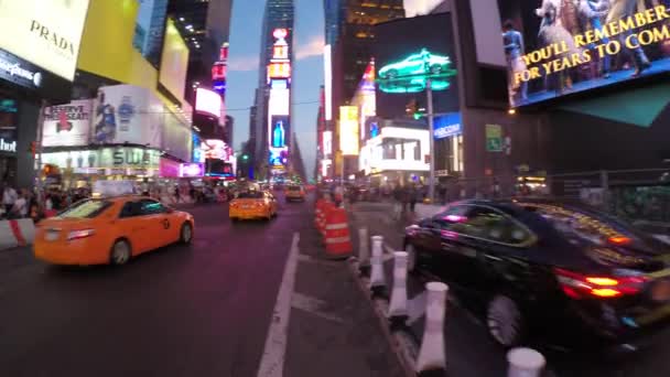 Rijden in Times Square — Stockvideo