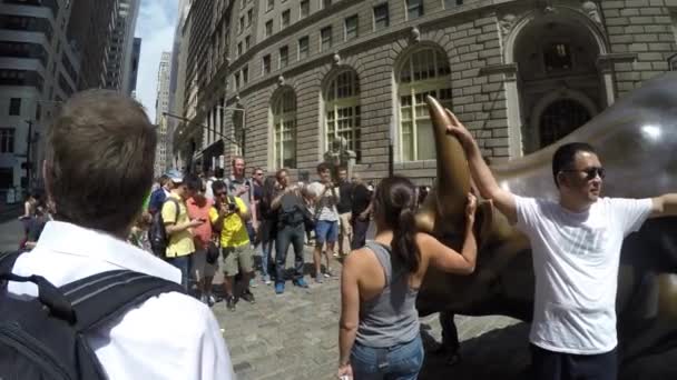 Turistas estão tirando fotos do Touro de carregamento — Vídeo de Stock