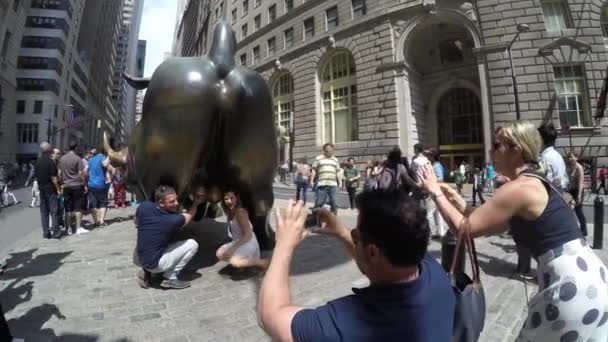 Tourists are taking photo of the Charging Bull — Stock Video