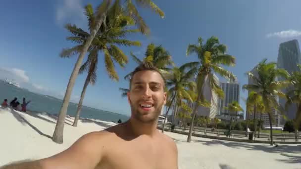 Retrato de un turista en una playa — Vídeo de stock