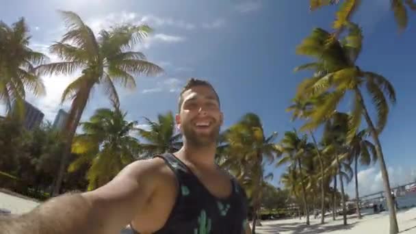 Retrato de un turista en una playa — Vídeos de Stock