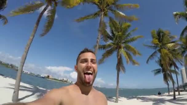 Portret van een toerist in South Beach — Stockvideo