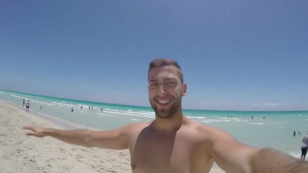 Portret van een toerist in South Beach — Stockvideo